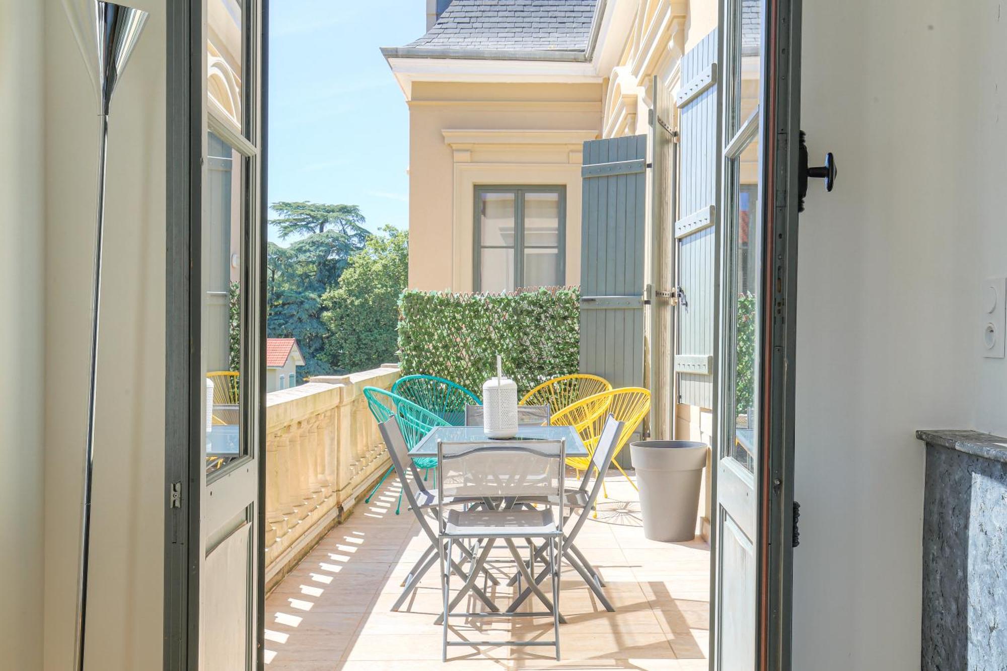 Chateau Ecully - Appartement 2 Chambres - Terrasse & Parking Zewnętrze zdjęcie