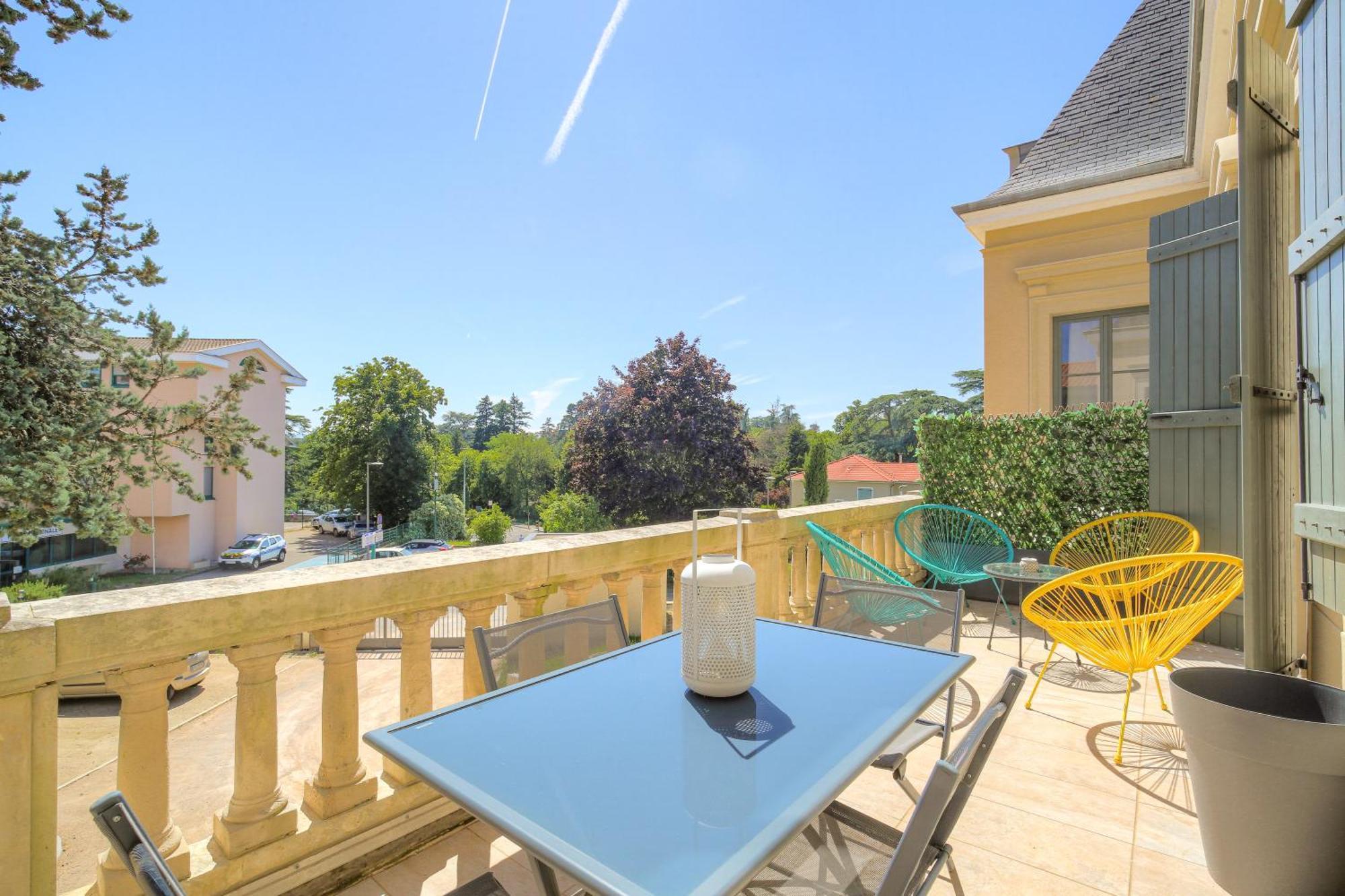 Chateau Ecully - Appartement 2 Chambres - Terrasse & Parking Zewnętrze zdjęcie