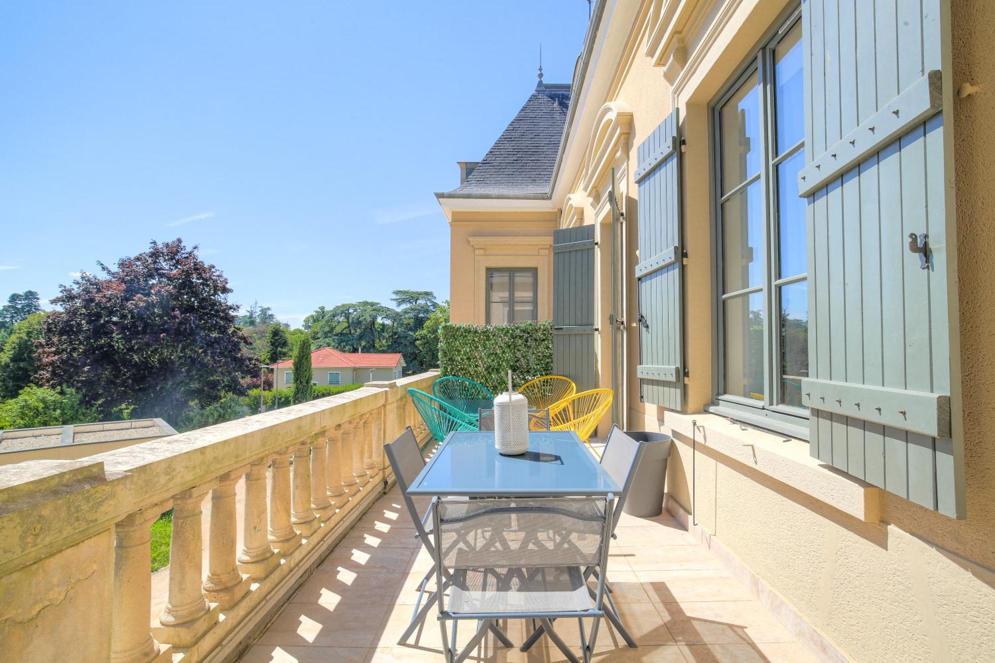 Chateau Ecully - Appartement 2 Chambres - Terrasse & Parking Zewnętrze zdjęcie